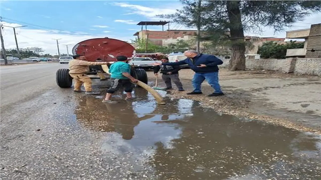 بدء عمليات شفط كميات كبيرة من مياه الأمطار بطريق طنطا كفرالزيات السريع